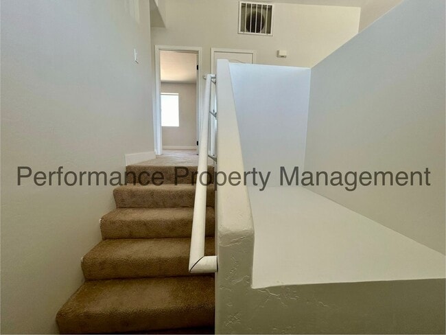 Foto del edificio - 5012 Yellow Rose Ct