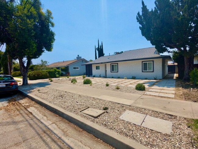 Foto del edificio - 19036 Plummer St