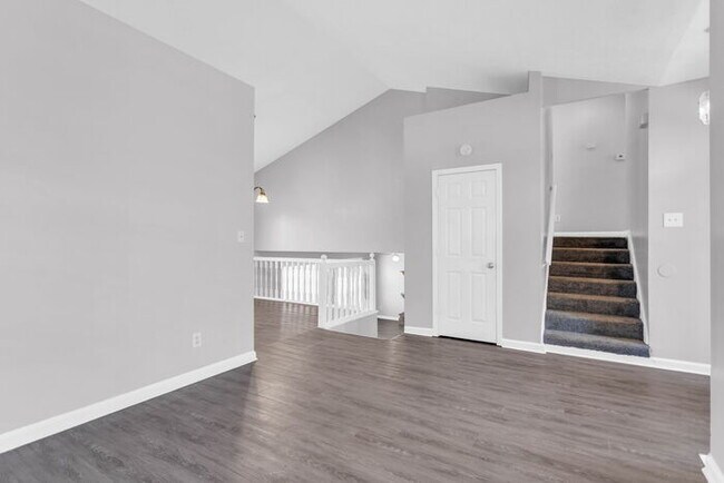 Building Photo - Large home located in a quiet neighborhood.