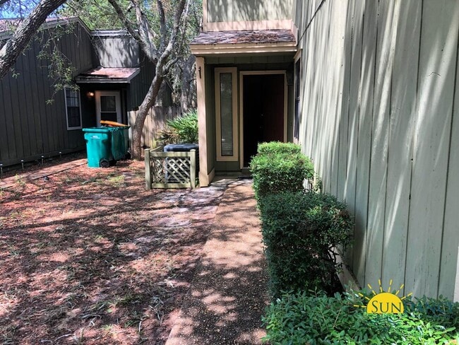 Building Photo - Great 2 Bedroom Unit Near Eglin AFB
