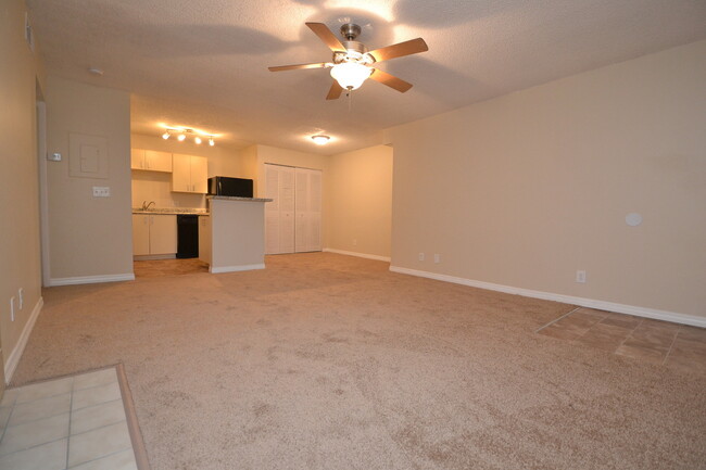 Foto del edificio - 1/1 Condo in GATED ~ LAKEFRONT community i...