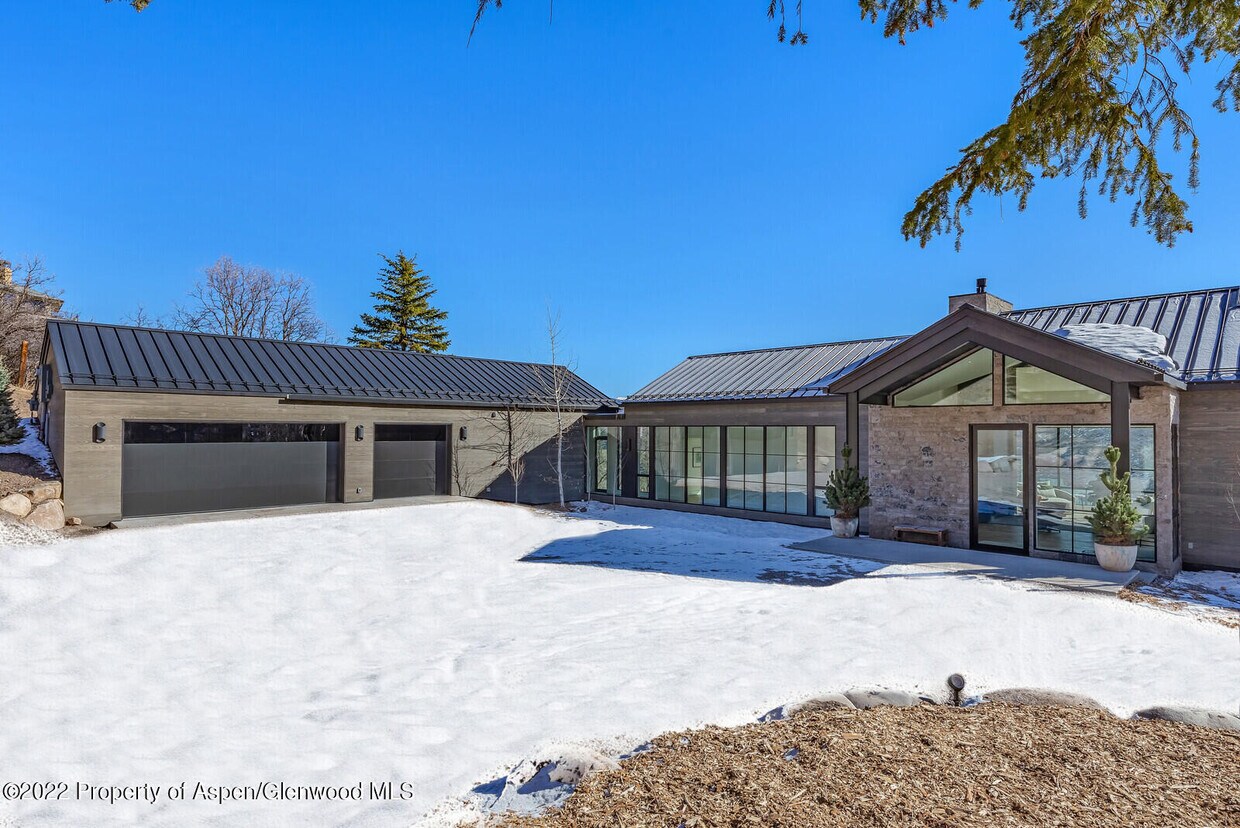 Foto principal - 686 Oak Ridge Rd