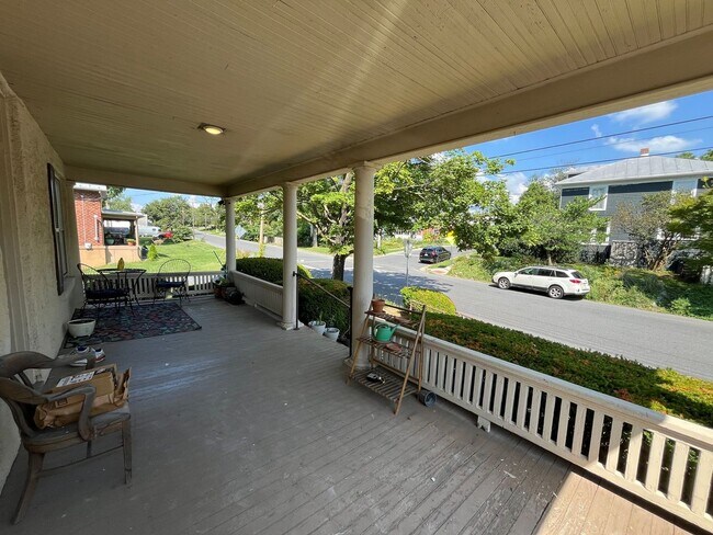 Foto del edificio - Spacious one bedroom 2nd floor apartment - Completely Remodeled!