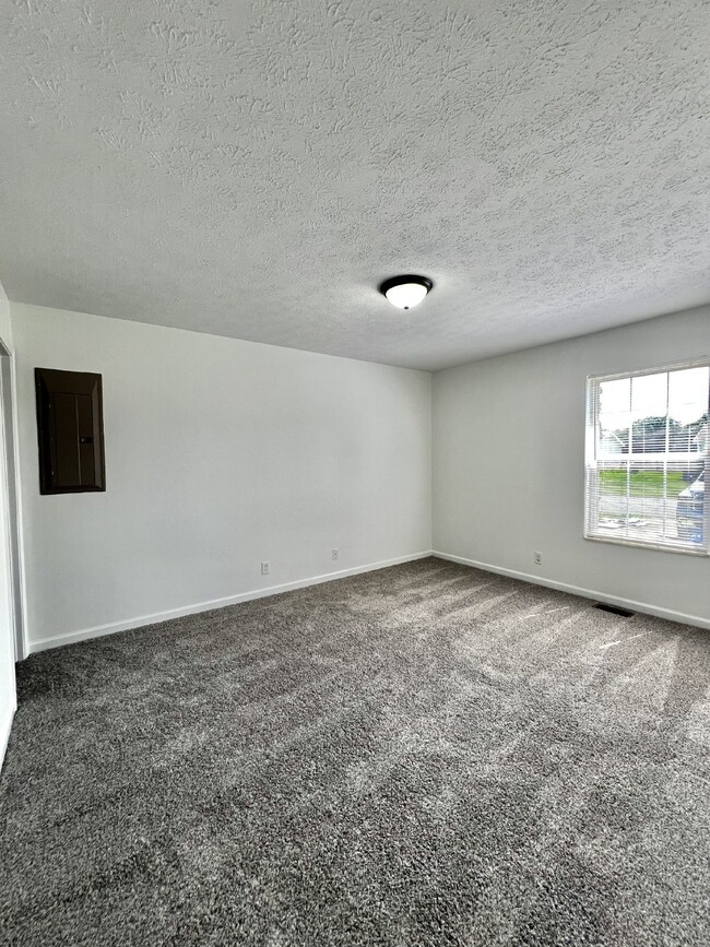 Building Photo - "Charming 3-Bedroom Home with 2 Full Baths...