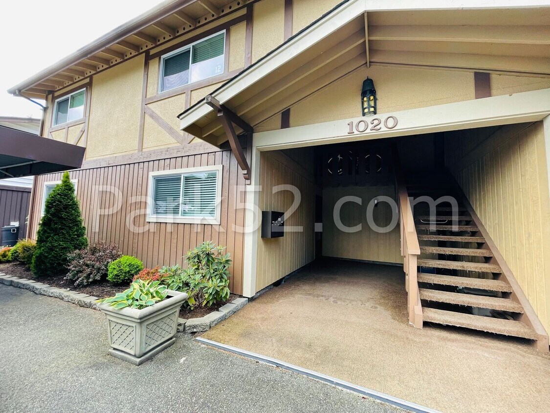 Primary Photo - 1020 Panorama Dr