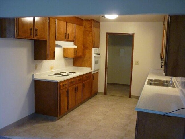 Foto del edificio - Large duplex - 2 bed W/S/G (2321 Vine Ave #B)