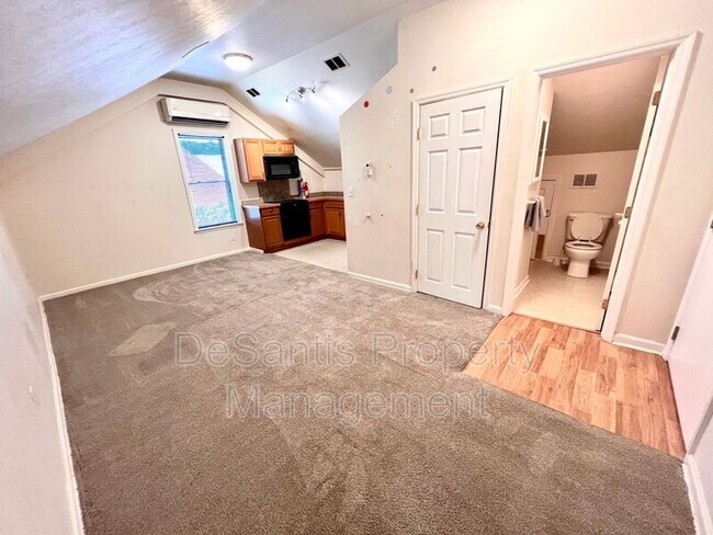 Building Photo - 289 Laughlin St