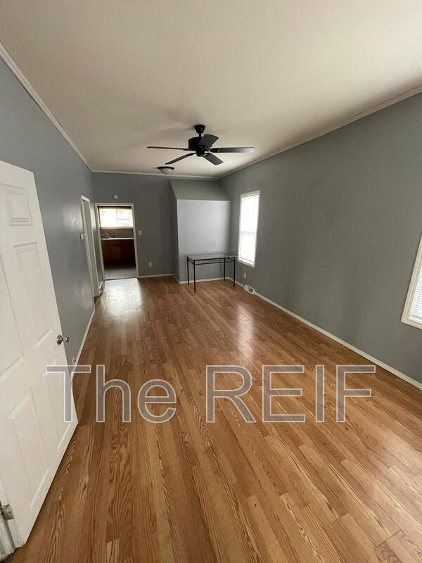 Building Photo - 813 S Mason St