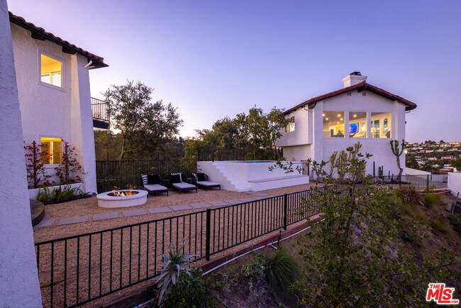 Foto del edificio - 8300 Grand View Dr