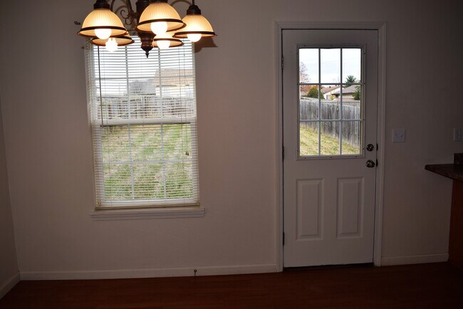 Building Photo - Spacious 3 bedroom, 2.5 bathroom duplex!