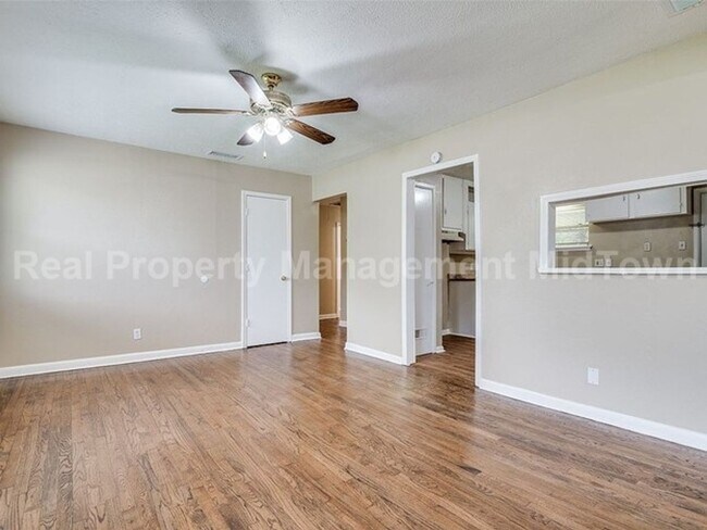 Building Photo - Charming 3-Bedroom Home with Spacious Yard...