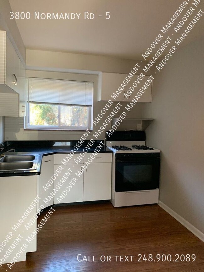 Foto del edificio - North Royal Oak Townhouse