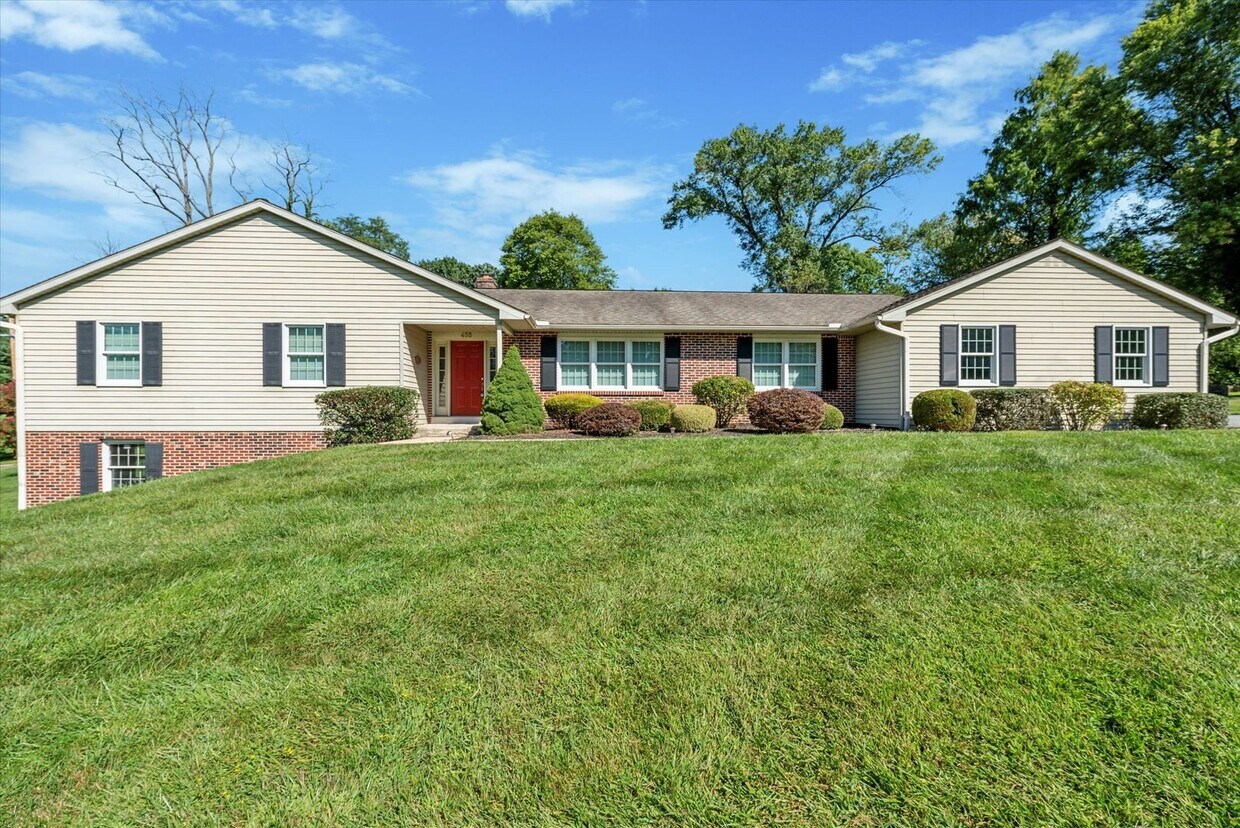 Foto principal - 3BD/2.5BA Rancher in Kennett Square Borough!