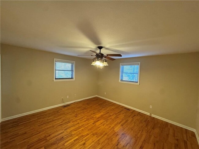 Building Photo - 718 E Debra Dr