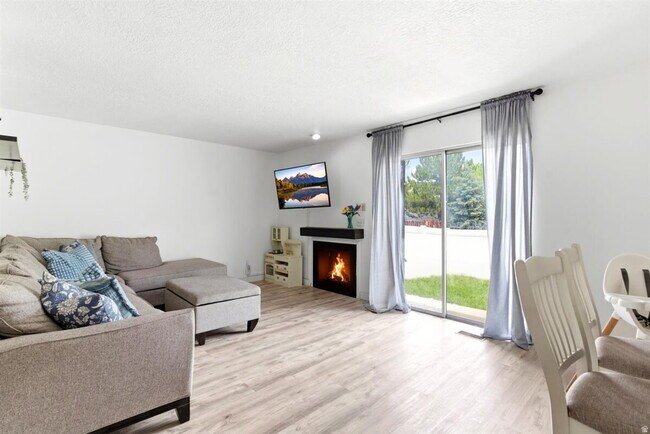 Foto del edificio - "Spacious 3-Bed Oasis with Fireplace & Modern Vinyl Touches in Ogden"