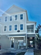 Building Photo - 130 River Landing Dr