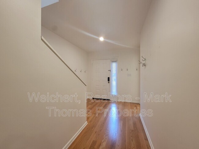 Building Photo - 111 Twisted Oak Pl