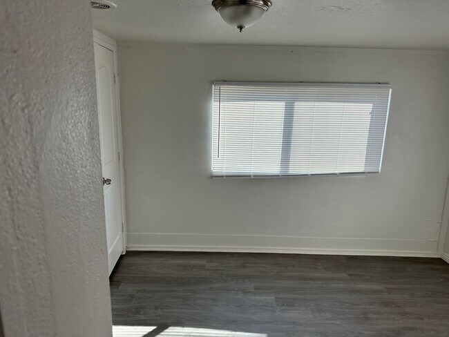 Building Photo - 614 Woodrow Ave
