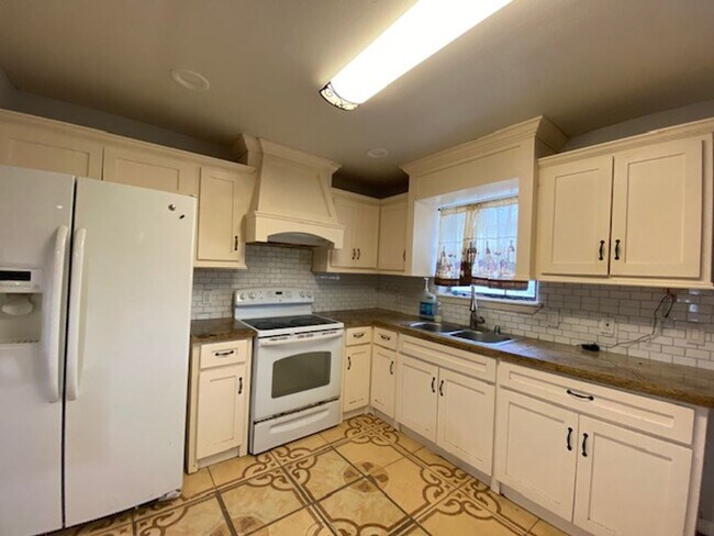 Building Photo - 2411 Tulipana Ave