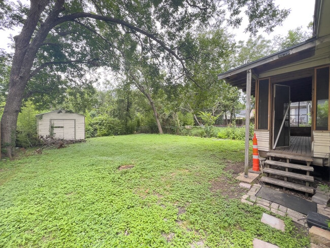 Building Photo - 713 Harris Ave