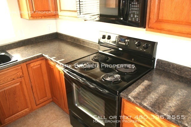 Building Photo - Highly Upgraded 2 Bedroom Lakeshore Condo!