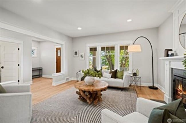 Building Photo - Grand 4 bedroom Wallingford Home with Nann...