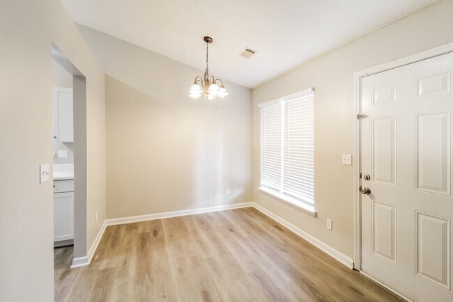 Building Photo - 2428 Hillvale Cir