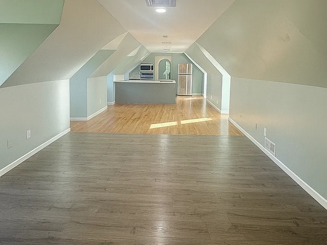 Building Photo - Just renovated, townhouse