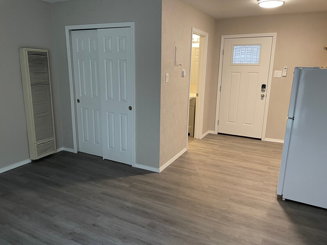 Foto principal - 318 Princeton Dr SE