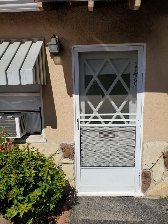 Foto del edificio - 148 N Beachwood Dr
