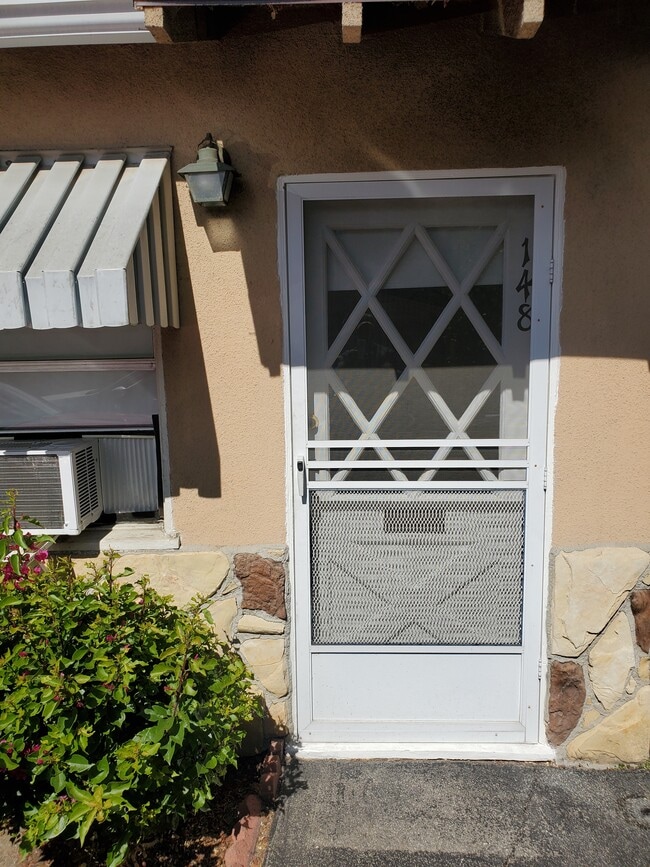 Building Photo - 148 N Beachwood Dr