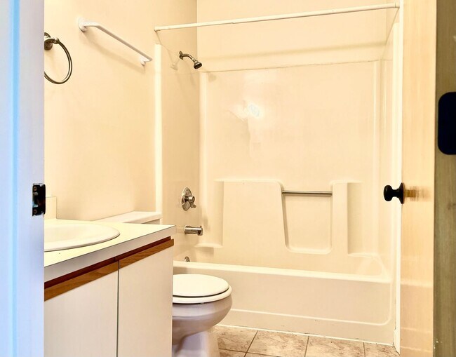 Foto del edificio - Lakeview 2 bedroom, 1 1/2 bathroom