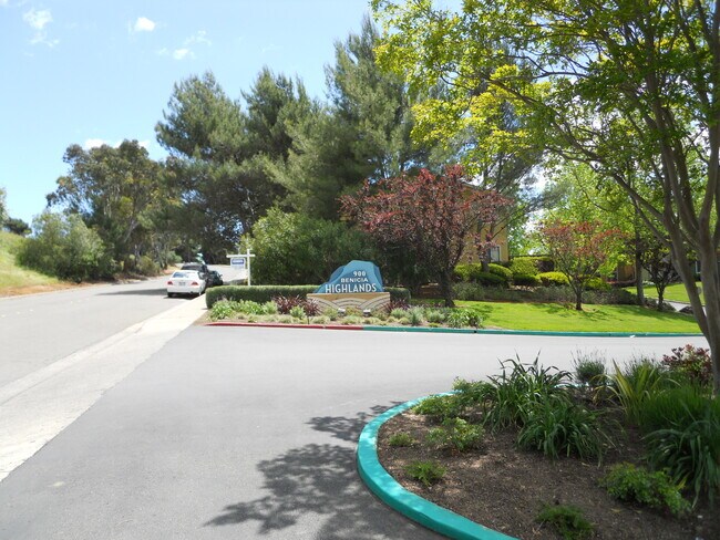 Building Photo - 900 Cambridge Dr
