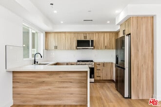 Building Photo - 1614 S Sycamore Ave