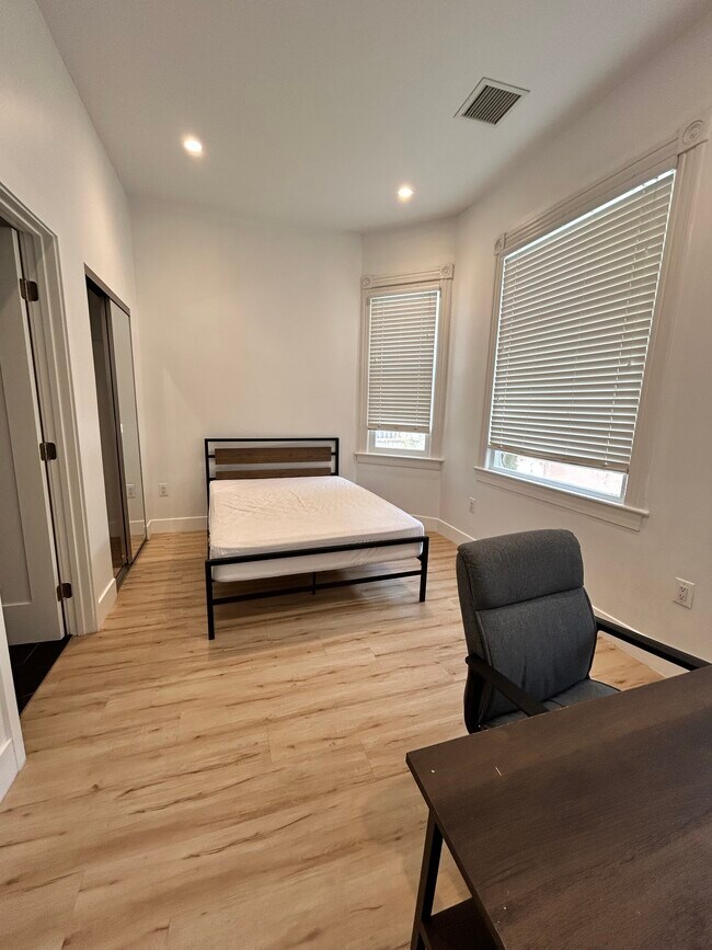 Foto del edificio - 1334 W 22nd St