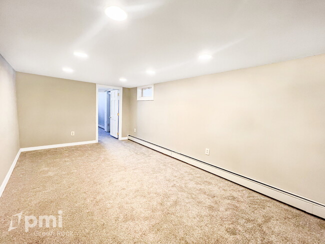 Building Photo - 1-Bedroom Apartment in a great commuter lo...