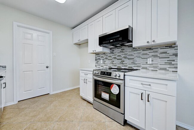 Foto del edificio - Fenced Yard, Fresh Paint, Open Floor Plan