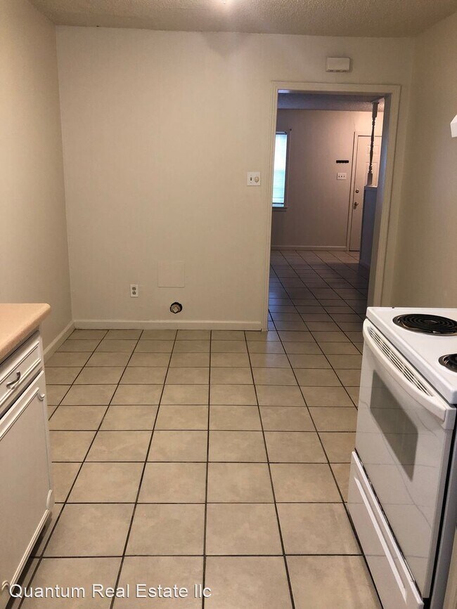 Building Photo - 2 br, 1.5 bath House - 4700 WINDSOR DR.