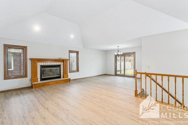 Foto del edificio - Spacious 3 Bedroom off of North Rock!