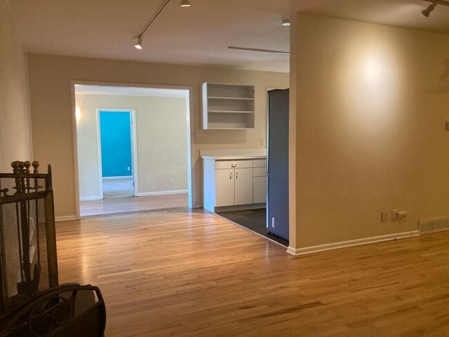 Building Photo - Huge 5BR, large yard, fireplace, big rooms...