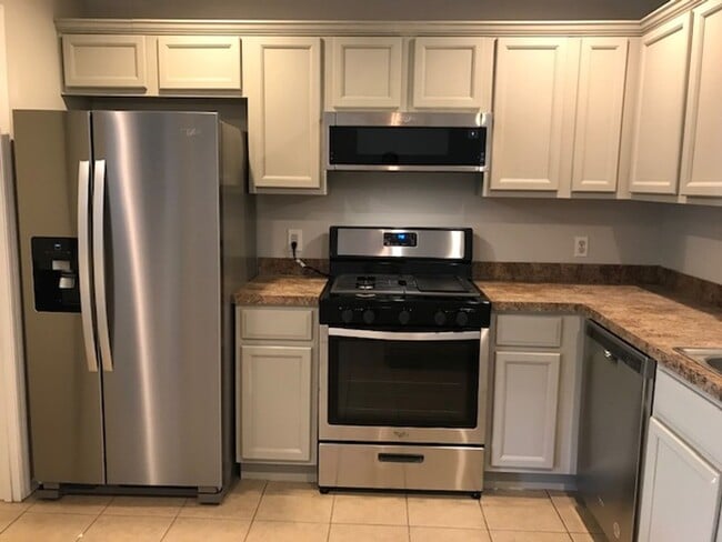 Building Photo - COMING SOON! Duplex in Ozark