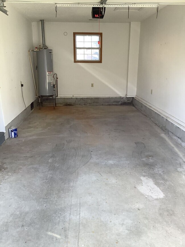 Building Photo - 2 bedroom, 2.5 bath Townhouse Available 8/...