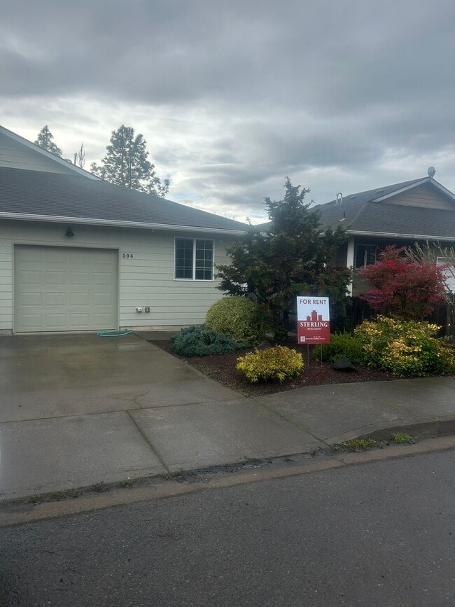 Building Photo - 504 College St