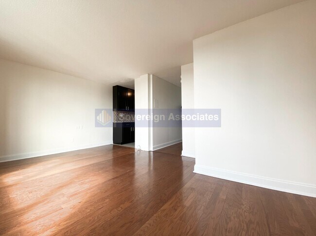 Foto del edificio - 3333 Broadway
