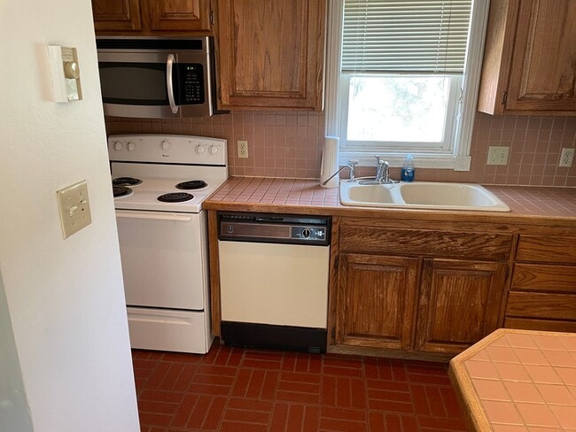 Building Photo - Beautiful Quiet Studio Apartment in Edgemont