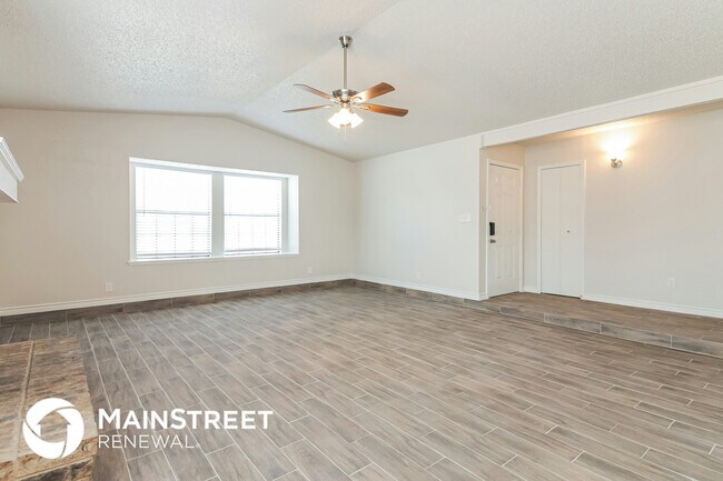 Foto del edificio - 2718 Holy Cross Ln