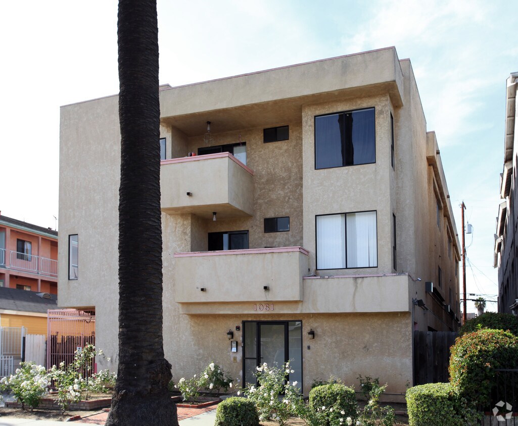 Foto del edificio - 1061 Raymond Ave