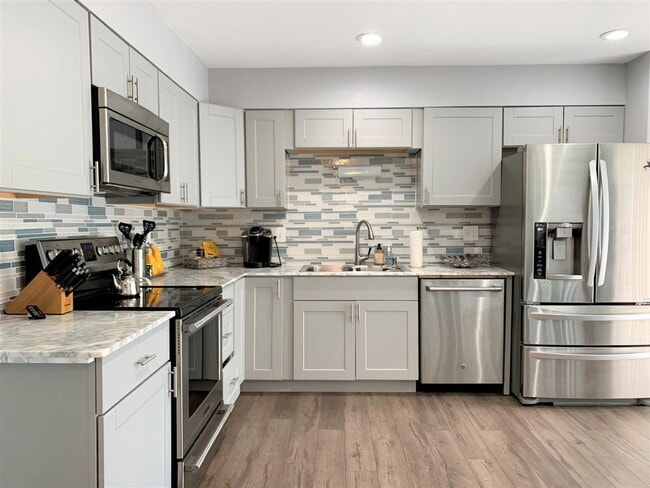 Building Photo - Available November 1st