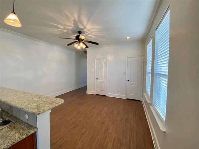 Building Photo - 216 Pecan Holw