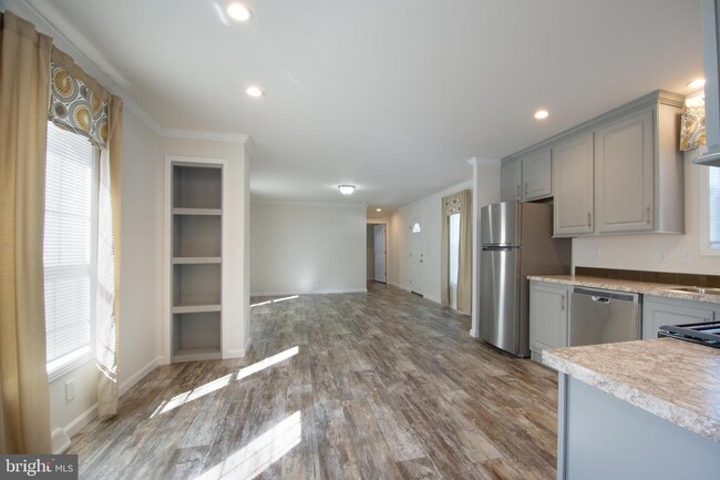 Building Photo - 5 Dover Cir